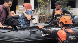 Tim BAZNAS Evakuasi 30 Warga Terjebak Banjir di Kembangan