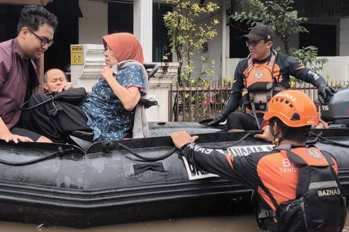 Tim BAZNAS Evakuasi 30 Warga Terjebak Banjir di Kembangan