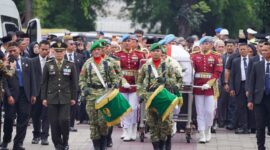 Panglima TNI Pimpin Prosesi Penyerahan Jenazah dan Pemakaman Try Sutrisno