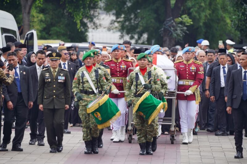Panglima TNI Pimpin Prosesi Penyerahan Jenazah dan Pemakaman Try Sutrisno