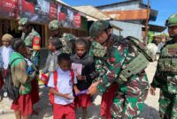 Satgas Yonif 711 Raksatama Bagikan Buku untuk Anak Distrik Tigi Papua