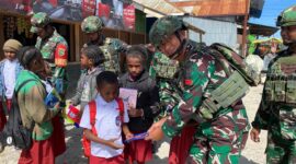 Satgas Yonif 711 Raksatama Bagikan Buku untuk Anak Distrik Tigi Papua
