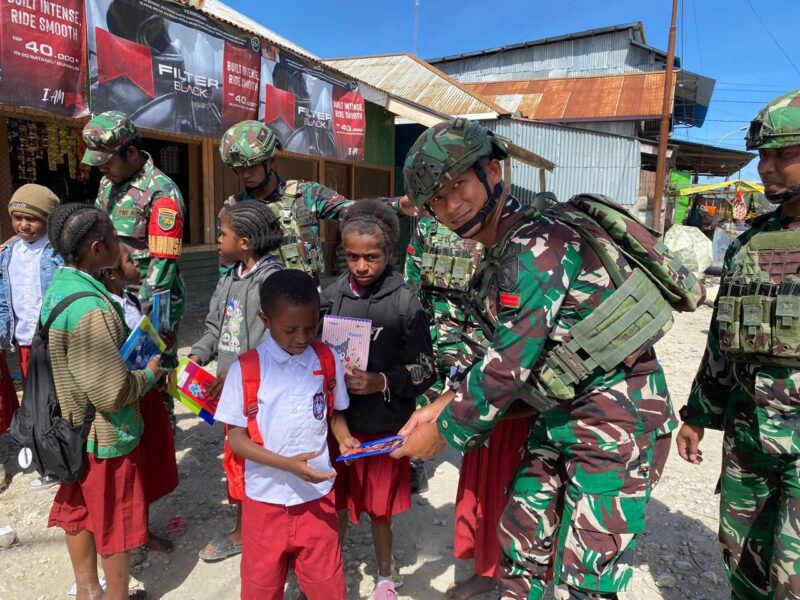 Satgas Yonif 711 Raksatama Bagikan Buku untuk Anak Distrik Tigi Papua