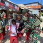 Satgas Yonif 711 Raksatama Bagikan Buku untuk Anak Distrik Tigi Papua
