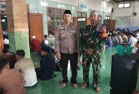 Babinsa dan Bhabinkamtibmas Amankan Salat Id di Masjid Baitur Rohman