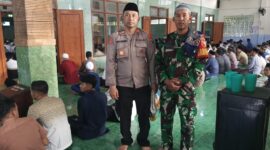 Babinsa dan Bhabinkamtibmas Amankan Salat Id di Masjid Baitur Rohman