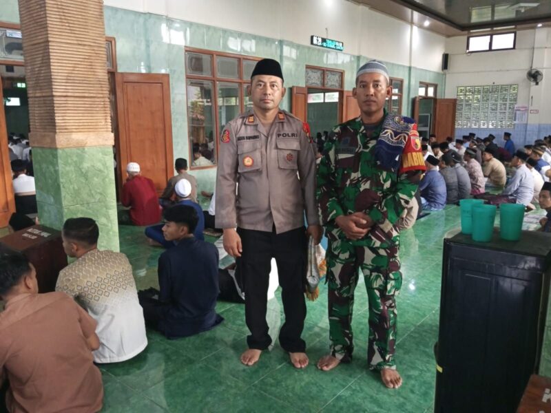 Babinsa dan Bhabinkamtibmas Amankan Salat Id di Masjid Baitur Rohman