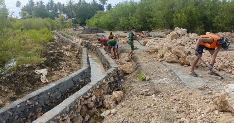 TMMD Morotai Bangun Drainase Gotalamo, Warga Terlibat Gotong Royong