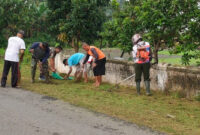 Babinsa Barat Ajak Warga Panggung Gotong Royong Demi Lingkungan Lebih Bersih