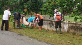 Babinsa Barat Ajak Warga Panggung Gotong Royong Demi Lingkungan Lebih Bersih