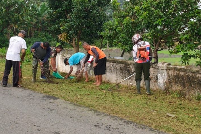 Babinsa Barat Ajak Warga Panggung Gotong Royong Demi Lingkungan Lebih Bersih
