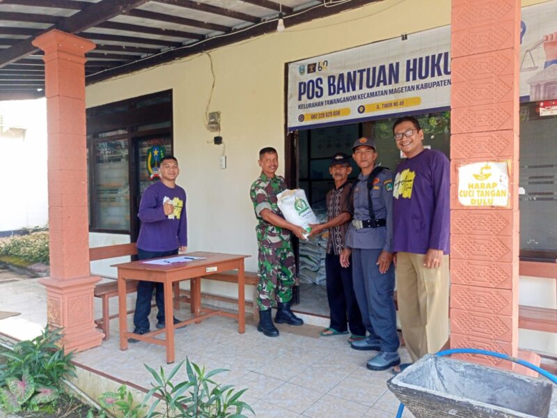Babinsa Magetan Kawal Penyaluran Bantuan Pangan agar Tepat Sasaran dan Tetap Aman