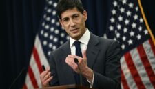 Presiden Fed Kevin Warsh saat konferensi pers pada 17 Juni 2016 di Washington. Foto: AFP